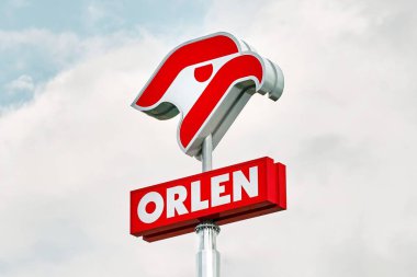 Gdansk, Polonya - 2 Eylül 2023: Orlen benzin istasyonuna logo ve imza