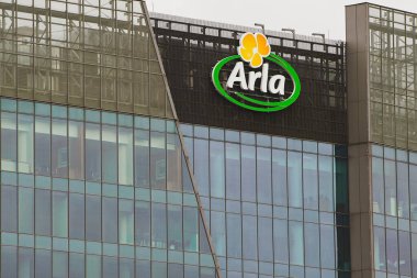 Avrupa, Polonya - 08.09.2023: Ofis binasında Arla logosu