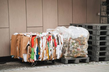 Sıralanmış geri dönüşüm yığınları. Çöp geri dönüşümü. Eski kağıt ürünlerinin geri dönüşümü tekrar kullanılacak. Atık kağıt, plastik ve metal sıralama