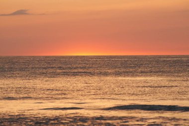 Okyanusun Üzerinde Parlak Gün Batımı. Parlayan Güneş Horizon 'da batıyor