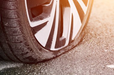 Araba lastiği patlak. Patlak araç lastiği. Yol yardımı.