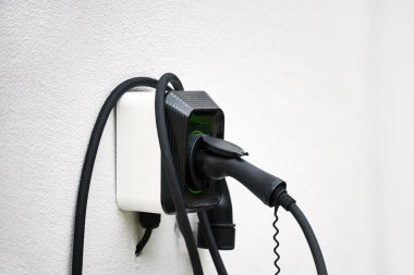 Temiz Ulaşım 'ın Geleceği. Yerleşim EV şarj istasyonu. Ev EV şarjı. Duvara Bağlı Şarj Aracının Sürdürülebilir Gücü