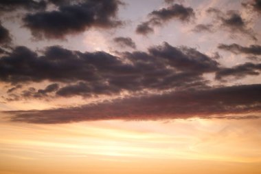 Doğal arka plan gökyüzü. Bulutlu ve güneşli mavi gökyüzü. Cirrus Bulutları Gökyüzünü Nazik Renklerle Boyuyor. Bulutlu mavi gökyüzü