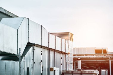 Ticari Pompa Havalandırması. Binanın çatısında yoğunlaştırıcı ve kompresör var. Büyük havalandırma sistemi. Merkezi klima ünitesi (AC) veya ısıtma havalandırma sistemi