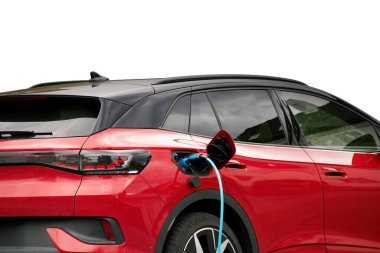 Şarj istasyonunda elektrik kablosu olan elektrikli bir araba. Çevre dostu alternatif enerji ve ulaşım kavramı