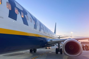 01.08.2023 Krakow, Polonya, Avrupa. Ryanair 'la makul fiyatlı seyahat. Boeing 737-800 Polonya 'ya turist getiriyor. Uygun fiyatlı seyahat için düşük maliyetli havayolu. Ryanair damgalı Boeing