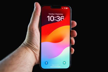 Polonya Avrupa 11.09.2023. IOS 17 ekranda olduğu sürece iPhone 13 'ün maksimum düzeyde tutulması. iPhone 13 Apple tarafından oluşturuldu ve geliştirildi..