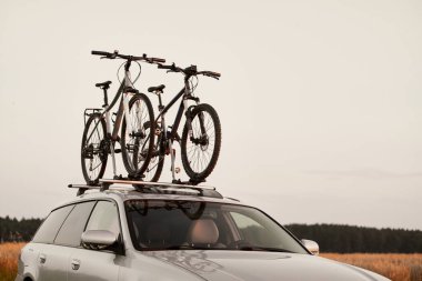 Avrupa, Polonya, Gdansk - Thule Bisiklet Rack ile 27 Ağustos 2023: Subaru Legacy Bisiklet Macerasına Hazır