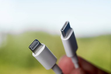 08.09.2023 Polonya, Avrupa. Işıklandırma ve Usb-c kablo şarj aleti açık. AB, Apple iPhone 'u yaklaşan iPhone 15' te Aydınlatma Kablosu yerine Usb-c kullanmaya zorlayacak.