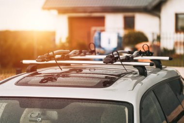 Araba Çatı Bisiklet Tepesi Maceracı Seyahat için. Çatıdaki bisiklet tepesi. Bisiklet taşıma kavramı.