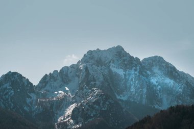 Dolomitler gölü. İtalyan Alpleri 'nin gündoğumu. Doğa parkı yürüyüşü. Avrupa 'daki doğanın güzelliği.