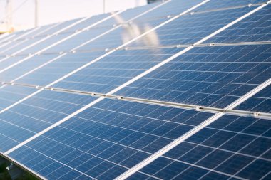 Yerden Bağlı Güneş Paneli Dizisi. Yerden Yükselen Güneş enerjisi. Fotovoltaik Paneller Eylemde