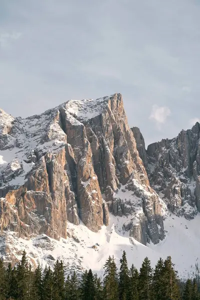 Dolomitler gölü. İtalyan Alpleri 'nin gündoğumu. Doğa parkı yürüyüşü. Avrupa 'daki doğanın güzelliği.