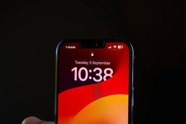 Polonya Avrupa 11.09.2023. Hand 'in elinde akıllı telefon var. iphone ekranının yakın çekim izole edilmiş hali.