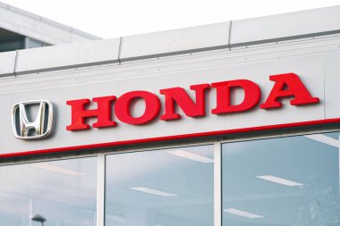 Trondheim, Norveç 09.22.2023 Avrupa 'daki Honda amblem bayiliği. Honda, çok uluslu bir Japon otomotiv üretim şirketidir..