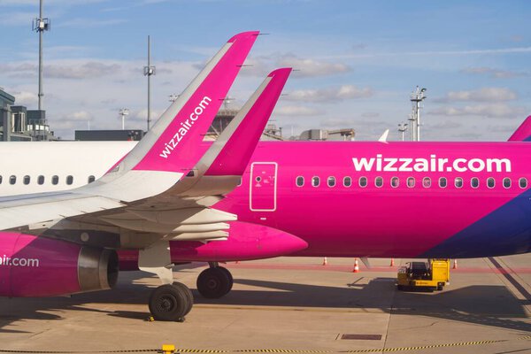Тронхейм, Норвегия 20.09.2023 Пассажирский самолет WizzAir. Wizzair - венгерский лоукостер.