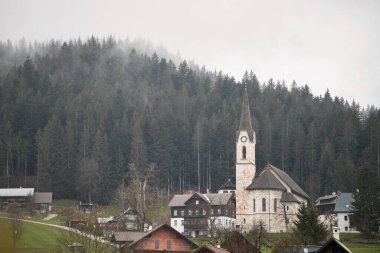 Avrupa Alplerinde bir Eski Ev. Büyüleyici bir yalnızlık. Eski Bir Kulübenin Gölgesinde Dolomitleri Keşfetmek