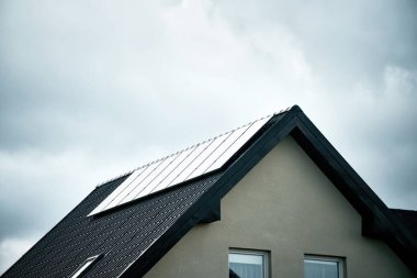 Güneş Panelleri Sürdürülebilir Geleceğe Güç Veriyor. Fotovoltaik Panelli Modern Ev.