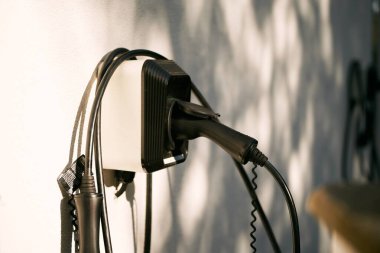 Duvara monte edilmiş elektrikli araç şarj istasyonu. Temiz Ulaşım 'ın Geleceği. Çevreci Enerji Kaynağı. Duvar Bağlı EV Şarj Aracı Otomotiv Şarjı