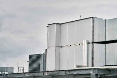 Büyük havalandırma sistemi. Ticari HVAC Sistemi. Çatıda yoğunlaştırıcı ve kompresör var. Merkezi klima ya da ısıtma havalandırma sistemi ünitesi