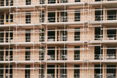 Konut yatırımları. Modern bir Apartman İnşaat Alanı. Emlak piyasasına yatırım. Yeni Bina İnşaat Alanı. Enerji Verimli Ev İnşa Etmek.