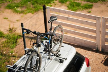 Çatıya monte edilmiş iki bisikletli yolcu vagonu. Spor ve açık hava aile tatili kavramı