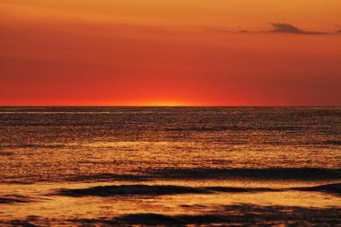 Denizin üzerinde gün batımı. Günün sonunda Baltık Denizi