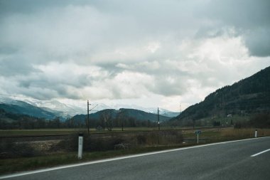 Dağ yolu manzarası. Renkli bir yol sahnesi. Güzel otoyoldaki doğa manzarası. Yazın otoyolda araba sürüyor. Avrupa 'daki çarpıcı otoyol manzarası.