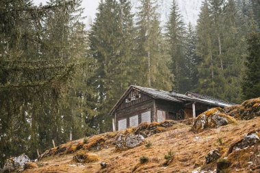 Avrupa Alplerinde eski bir ev. Dolomitler dağları.