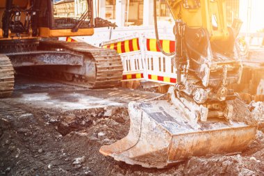 Modern İnşaat Makineleri devrede. Bir yol inşaatı. Dünya hareketi. Büyük kazıcı bir yol inşaatında çalışıyor..