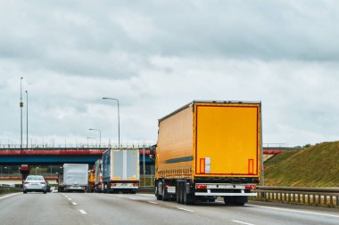 Dağlarda Kargo Yarı Kamyonu. Avrupa otoyolunda kargo kamyonu. Küresel dağıtım. Doğuma Giden Yol