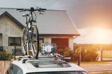 Araba çatıda bisikletleri naklediyor. Bisiklet ve bagaj taşımak için çatı katı. Maceralar için aile arabası