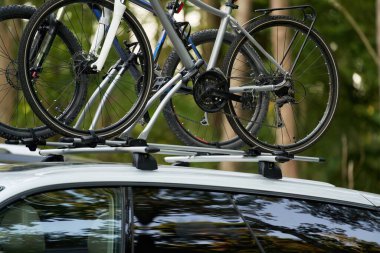 Açık Gök Altında Araba Çatı Bisikletleri. Büyük yüklerin nakliyesi ve lojistiği ve araba ile yolculuk. Yaz tatili aktiviteleri.