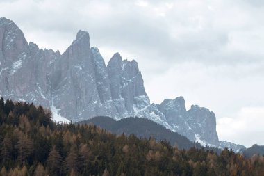 Dolomitler dağları. İtalyan Alplerinde gün doğumu. Doğa parkı yürüyüşü. Avrupa 'daki doğanın güzelliği.