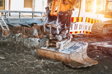 İnşaat alanında modern inşaat makineleri. Yakından çek. Yol yapımı. Mimarlık, mühendislik ve inşaat.