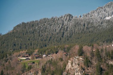 Avrupa Alplerinde bir Eski Ev. Büyüleyici bir yalnızlık. Eski Bir Kulübenin Gölgesinde Dolomitleri Keşfetmek