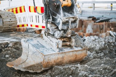 Modern İnşaat Makineleri devrede. Bir yol inşaatı. Dünya hareketi. Büyük kazıcı bir yol inşaatında çalışıyor..