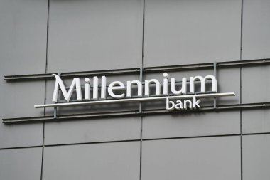 Gdansk, Polonya - 08.09.2023: Binada Milenyum logosu. Milenyum Bankası Genel Merkezi