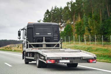 Güvenilir Çekme ve Kurtarma Hizmetleri: Araç arızaları ve kazaları için 7 / 24 yardım. Otobanda acil yol yardımı. Çekicinin yan görüntüsü.