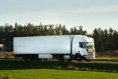 Verimli Kara Nakliyesi. Taşımacılık Kırsal Arazi 'de. Nakliye şirketi, modelleme yapıyor. Taşıma kamyonu, Kırsal Otoyol 'da. Avrupa 'da Kamyonculuk.