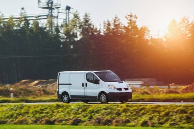 Beyaz minibüs. Suburban Evleri 'ne teslimat. Kırsal bölgedeki Road Kargo Teslimatında ticari minibüs. Hafif Görev Kamyonu Eylemde.