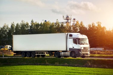 Verimli Kara Nakliyesi. Taşımacılık Kırsal Arazi 'de. Nakliye şirketi, modelleme yapıyor. Taşıma kamyonu, Kırsal Otoyol 'da. Avrupa 'da Kamyonculuk.