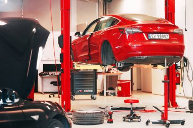 Avrupa, Norveç 09.22.2023 Tesla Servis Merkezi, Tesla Model S ile birlikte kaldırıldı. Tesla Avrupa 'da atölye çalışması.