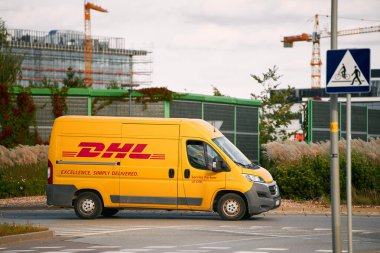 22.10.2023 Polonya, Avrupa. DHL Teslimat. Sevkiyat ve paket teslimatı. Verimli DHL Teslimatı. Avrupa 'daki Sarı Kamyon