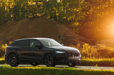 En iyi SUV yolda. Lüks aile arabası. Siyah büyük spor kamyon. Spor araç.