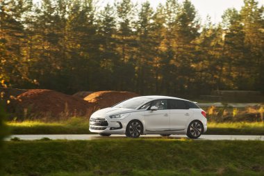 Black Premium SUV yolda. Sofistike Yol 'u. Premium Büyük Aile SUV. Hareketteki zarafet. Otoyolda lüks bir araba..