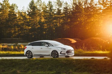 En iyi SUV yolda. Lüks aile arabası. Siyah büyük spor kamyon. Spor araç.