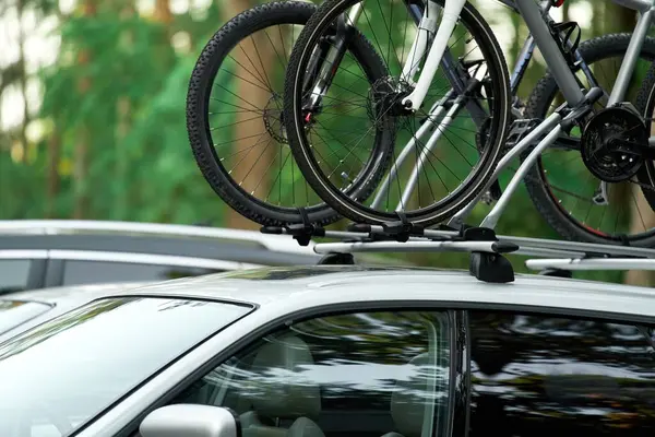 Çatıya monte edilmiş bisikletler. Araba Taşıma Spor Malzemeleri. 