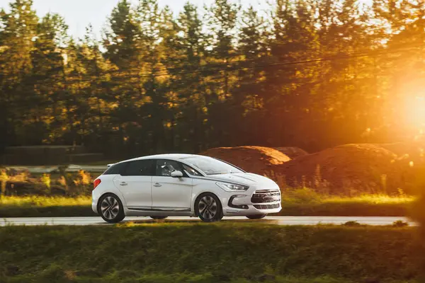 En iyi SUV yolda. Lüks aile arabası. Siyah büyük spor kamyon. Spor araç.