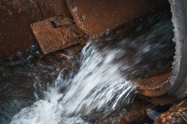 Atık su kanalizasyonu bir borudan nehre akar. Kirlilikle mücadele. Atık su ve nehir ekolojisini yönetiyorum. Kötü koku zehirli su.